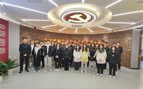 学校组织师生走进四史教育馆开展“开学第一讲”活动